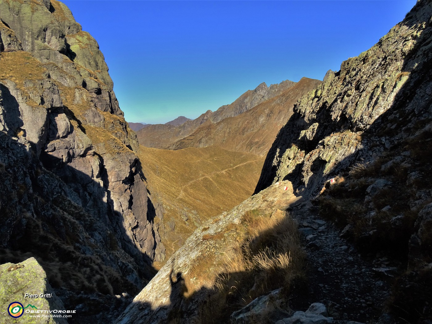 58  Scendo il canalino con vista sul Passo di Salmurano baciato dal sole.JPG